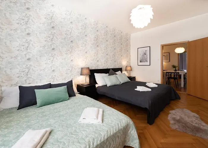 Luxury In Prime Location דירה *
